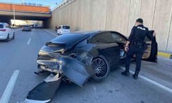 Porsche otomobil önce bir araca sonra alt geçit duvarına çarptı: 1 yaralı