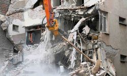 Balıkesir Sındırgı’da enkaz kalkıyor, umut yeniden yükseliyor