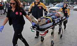 Taksi ile çarpışan motosikletli gençler metrelerce sürüklendi