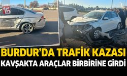 Burdur’da Kavşakta İki Otomobil Çarpıştı
