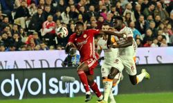 Trendyol Süper Lig: Antalyaspor: 0 - Galatasaray: 2 (İlk yarı)