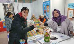 Yazar öğretmen kitap fuarında öğrencilerle buluştu