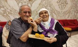 Kalbi sağ tarafta olan umreci 49. evlilik yıl dönümünü Mekke'de kutladı