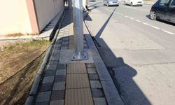Kaldırımdaki engelli yolu üzerine direk diktiler
