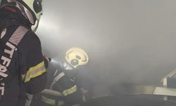 Kapalı otoparkta duran otomobile alevler sarsı