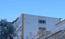 Kaş'ta fırtına bir okulun çatısına zarar verdi