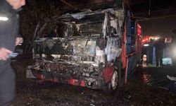 Park halindeyken yanan kamyonet kullanılamaz hale geldi