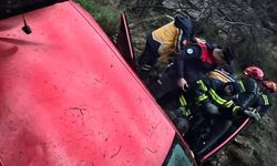 Uçuruma yuvarlanan araçta bulunan 2'si çocuk 5 kişi yaralandı