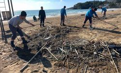 Alanya'da fırtına sonrası plajlarda temizlik yapıldı