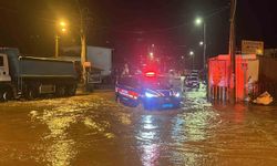 Alanya'da Oba çayı taştı, caddeler sular altında kaldı