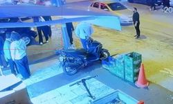 Aniden hareket eden otomobil yaya ve araçların arasına daldı