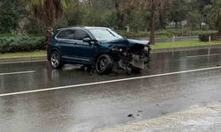 Antalya'da yağışlı havada kaza ucuz atlatıldı