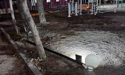 Buldan'da çocuk parkındaki aydınlatma direği tehlike saçıyor