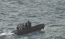 Dalgalarla boğuşan 2 kişiyi deniz polisi kurtardı