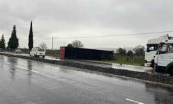 Denizli'de kayganlaşan yolda tırın dorsesi yola savruldu