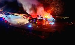 Isınan tekerlek balatalarından çıkan alevler sunta yüklü tırı yaktı