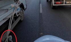 Kamyonetten sarkan ipe dolanan motosikletli ölümle burun buruna geldi