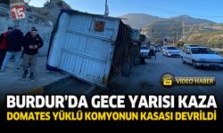 Burdur’da Gece Yarısı Kaza: Domates Yüklü Kamyonun Kasası Devrildi