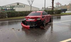 Kontrolden çıkan lüks otomobil refüje çarptı: 1 yaralı