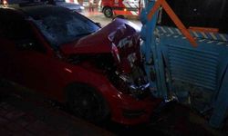 Lüks otomobil park halindeki otobüse çarptı