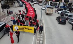 Öğrenciler 100 metrelik Türk bayrağıyla yürüdü