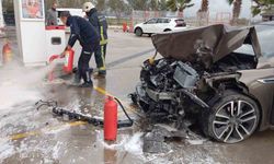 Otomobil akaryakıt istasyonuna daldı, facianın eşiğinden dönüldü