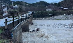 Şiddetli yağış Çameli ve Acıpayam'da iki köprüyü yıktı