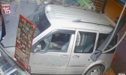 Antalya'da Ehliyetsiz Sürücü Markete Daldı: İş Yerinde Büyük Hasar