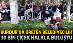Burdur Belediyesi Vatandaşlara Ücretsiz 30 Bin Çiçek Dağıttı
