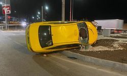 Afyonkarahisar’da Kontrolden Çıkan Taksi Orta Refüje Devrildi