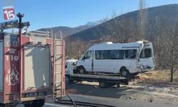 Afyon’da Minibüse Tır Çarptı: Sultandağı’ndaki Kazada 11 Kişi Yaralandı