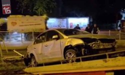 Antalya Muratpaşa’da alkollü sürücü tramvay durağına dal