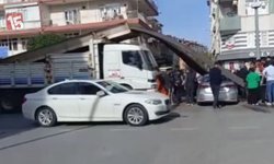 Manavgat’ta Facianın Eşiğinden Dönüldü: Demir Yüklü Kamyon Otomobile Saplandı