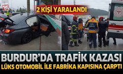 Burdur’da Trafik Kazası: Lüks Otomobil Fabrika Kapısına Çarptı