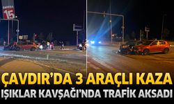 Çavdır’da 3 Araçlı Kaza! Işıklar Kavşağı’nda Trafik Aksadı