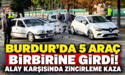 Burdur’da 5 Araç Birbirine Girdi! Alay Karşısında Zincirleme Kaza