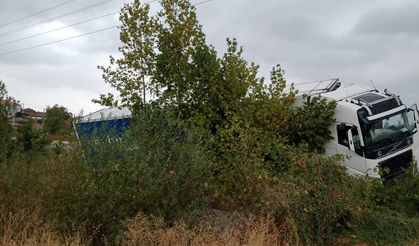 Yağışta yoldan çıkan tır şarampole girdi