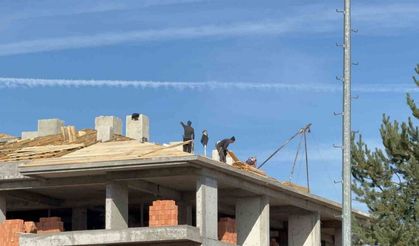 Çatıda tedbirsiz çalışan işçiler yürekleri ağza getirdi: O anlar kameraya yansıdı