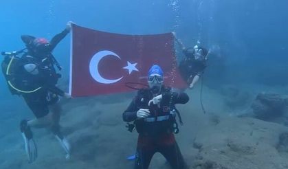 Denizin altında işaret diliyle İstiklal Marşı’nı okudular