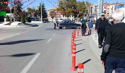 Trafikte yolun ortasında kalan otomobili kadın polis tek başına ittirerek çalıştırdı