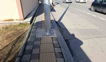 Kaldırımdaki engelli yolu üzerine direk diktiler