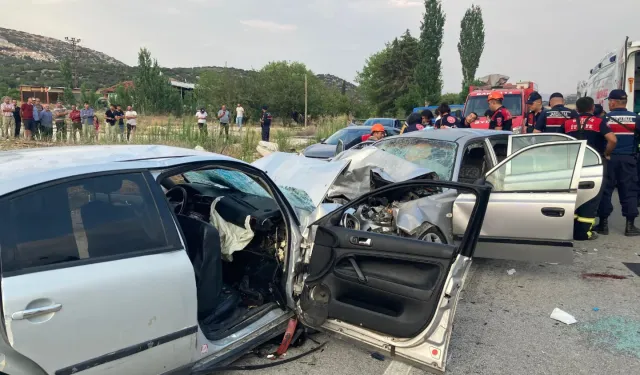 Burdur'da iki otomobil kafa kafaya çarpıştı: 1 ölü, 9 yaralı