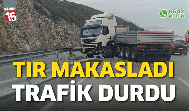 Tır makasladı, trafik durdu