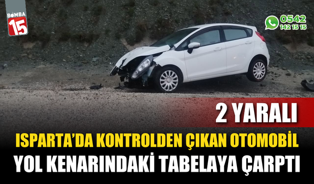 Kontrolden çıkan otomobil yol kenarındaki tabelaya çarptı