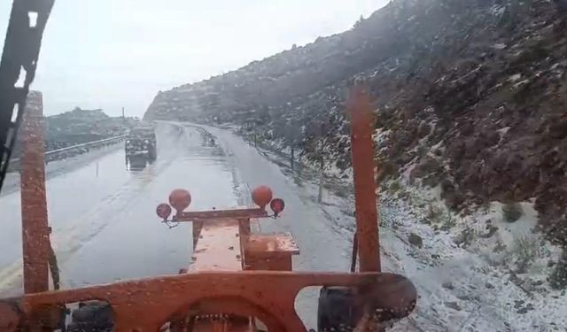 Antalya'da etkili olan dolu Alacabel'i beyaza bürüdü