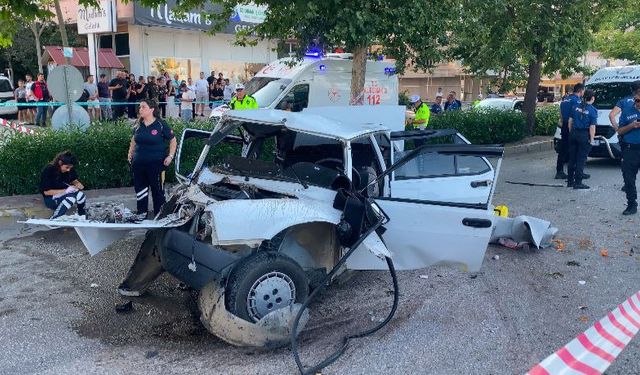 Denizli'de kontrolden çıkan tofaş araç ağaç çarptı. 1 kişi öldü, 4 kişi yaralandı