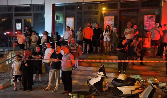 Denizli'de alev alan ağaç binayı yaktı