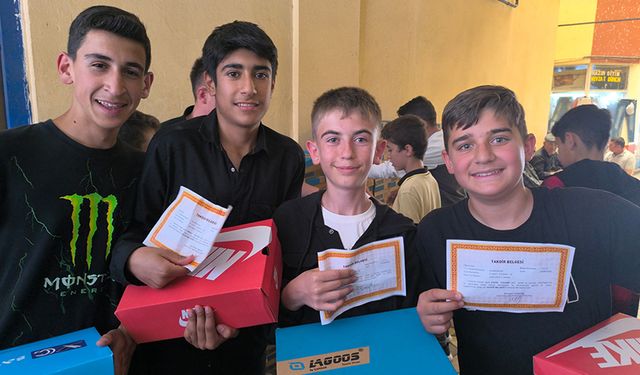 Afyonlu iş adamı takdir alan öğrencilere hediye olarak ayakkabı dağıttı
