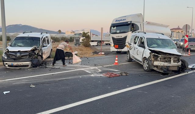Antalya'da şerit ihlali kazaya sebep oldu. 4 kişi yaralandı