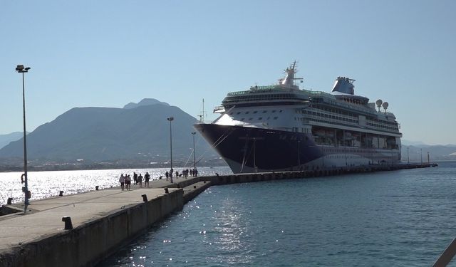 Bin 794 yolcu ve 740 mürettebatı bulunan dev gemi Antalya'ya demirledi